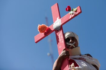Una mujer presenta una actuación