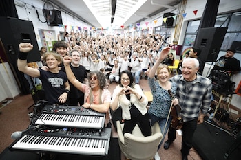 Homenaje a Charly García en una escuela primaria