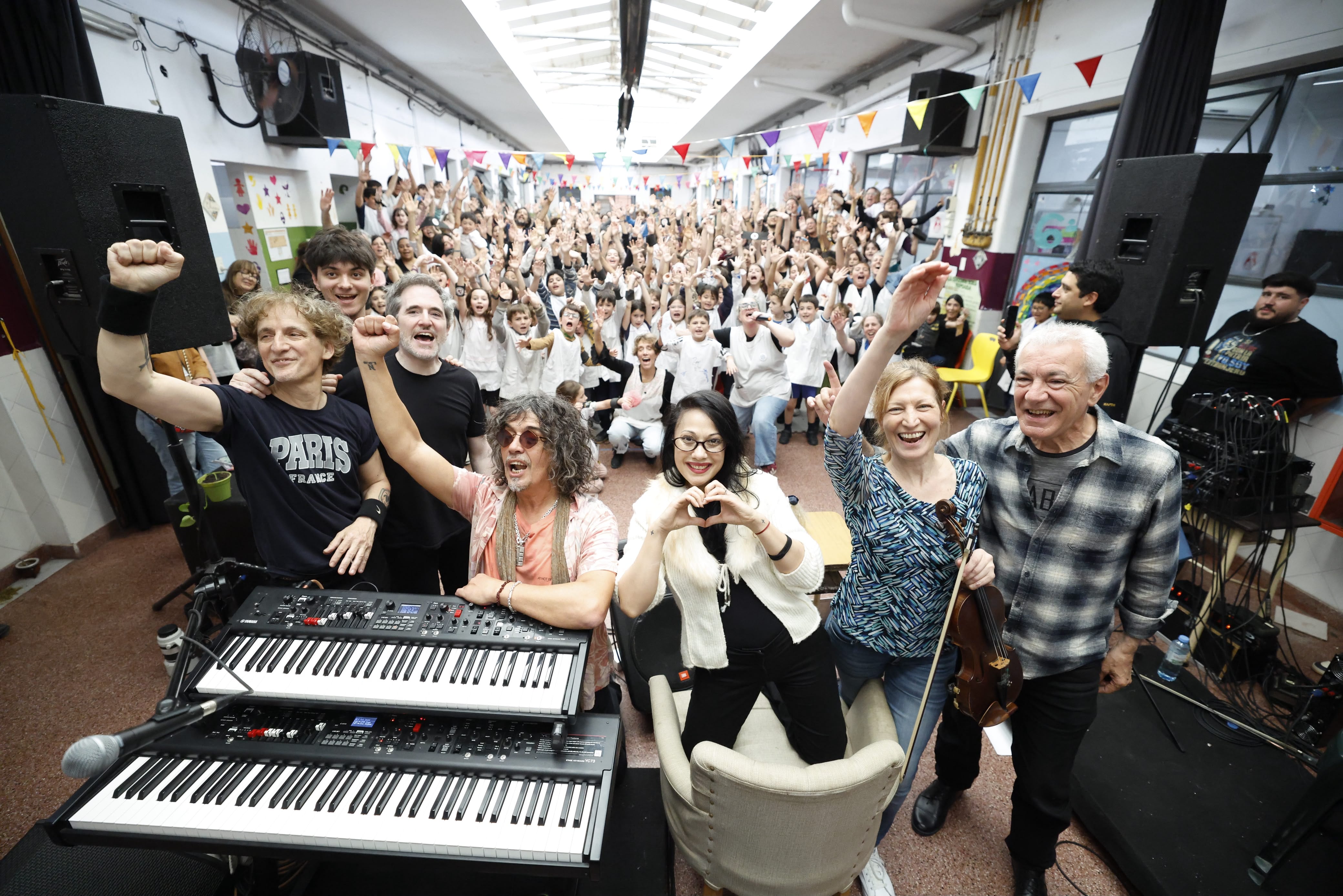 La banda del MTV Unplugged luego del concierto para alumnos, maestros y padres de la escuela María Elena Walsh