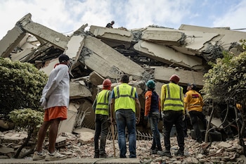 Rescatistas participan en labores de búsqueda en un edificio afectado por un terremoto, a 27 de junio de 2026, en La Guaira, Venezuela. (EFE/ Henry Chirinos)