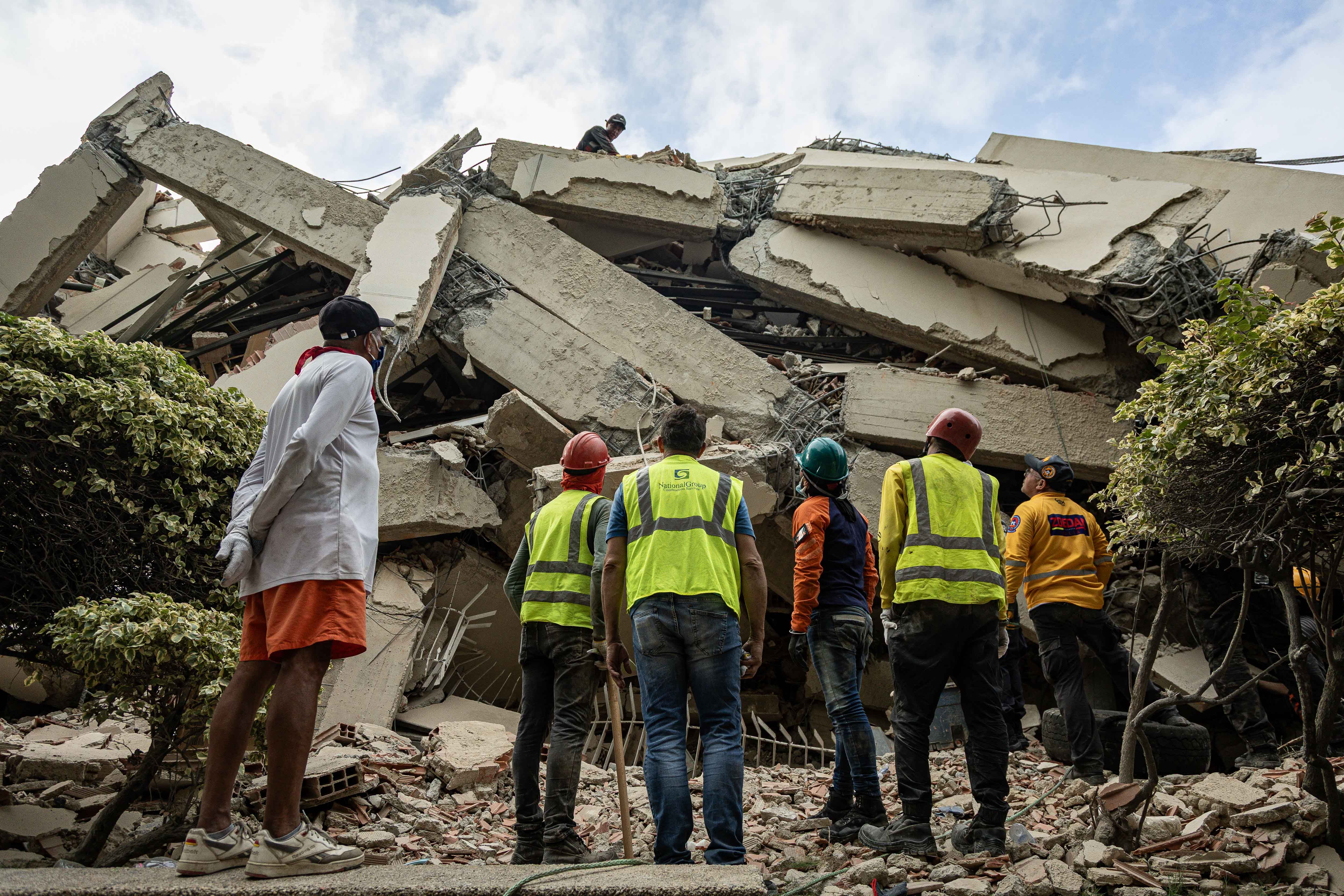 Rescatistas participan en labores de búsqueda en un edificio afectado por un terremoto, a 27 de junio de 2026, en La Guaira, Venezuela. (EFE/ Henry Chirinos)