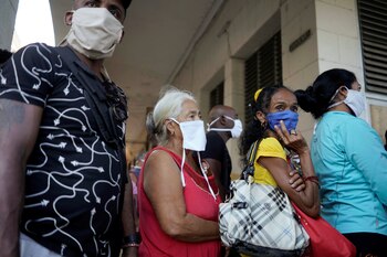 Filas en las calles de La Habana, en Cuba (REUTERS/Alexandre Meneghini)