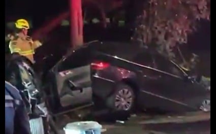 Las autoridades reportaron la prolongación del cierre vial tras el incidente en el sector de la calle 245, con investigaciones en curso sobre la edad y estado del conductor señalado por causar la emergencia - crédito captura de pantalla @DianaMejiaBaron / X