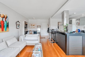 Cocina con amplia barra que