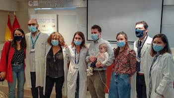 Emma con sus padres y