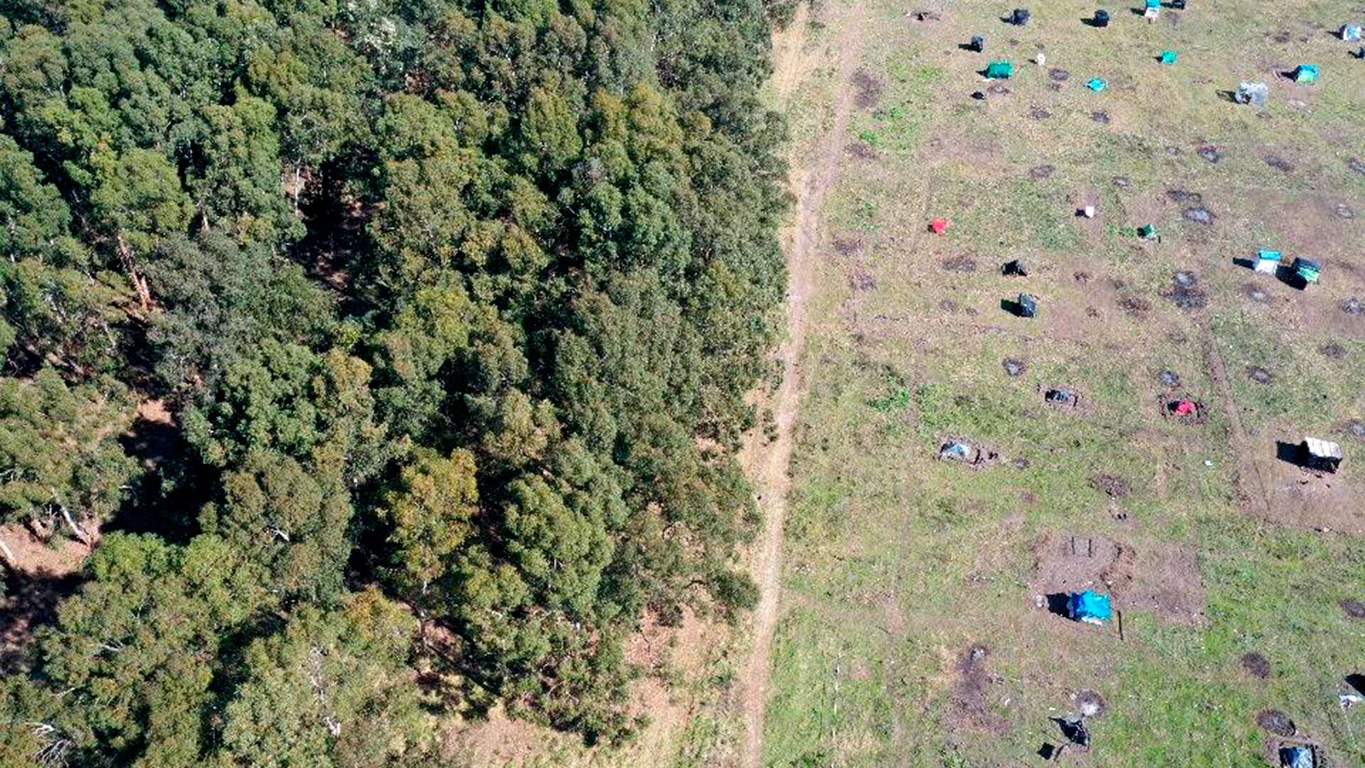 Toma aérea de la zona, donde se observa a la izquierda el campo de Giana y a la derecha la zona usurpada de Guernica