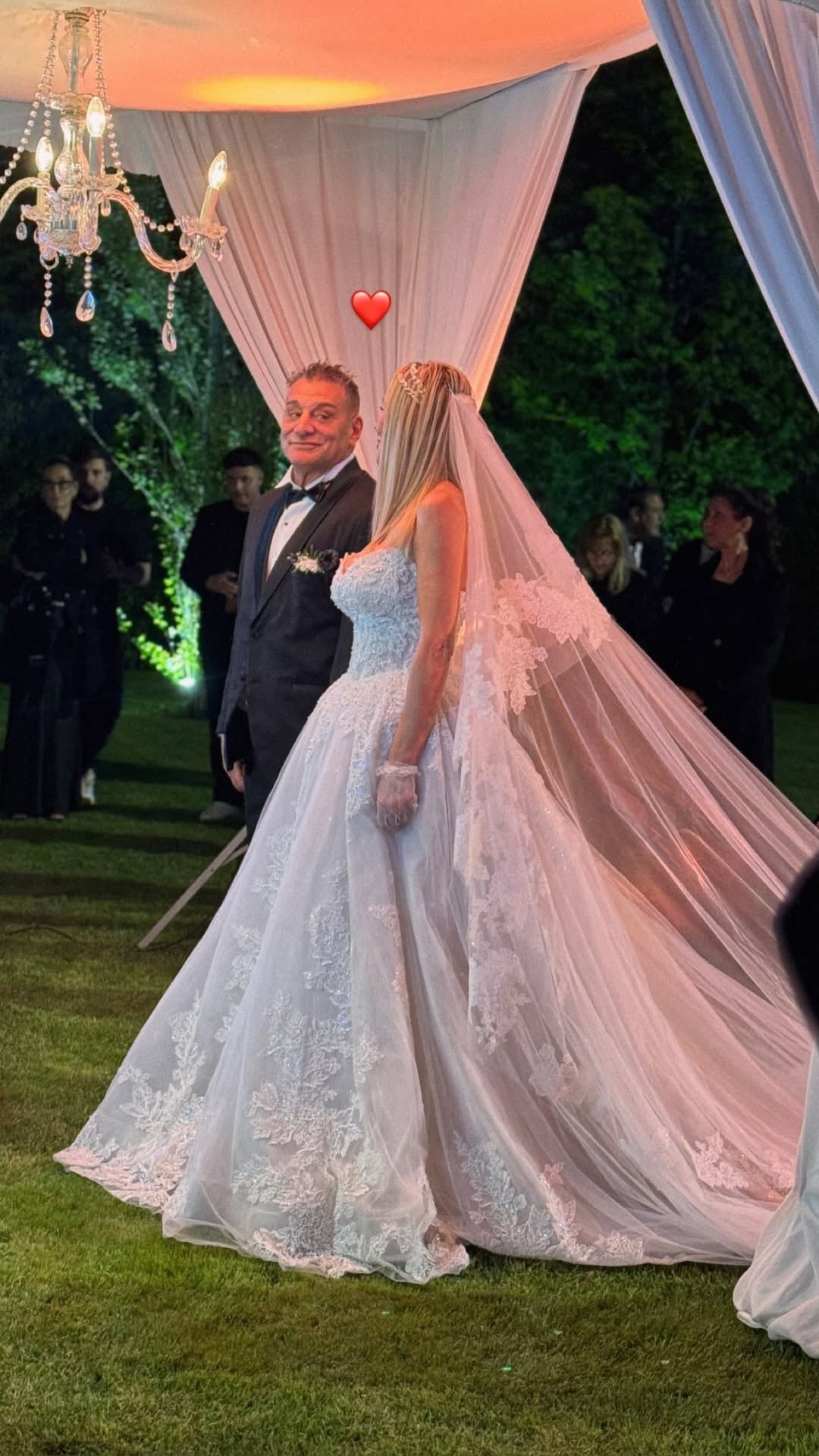 La pareja celebró su matrimonio bajo un dosel nupcial durante una ceremonia al aire libre y frente a su círculo cercano