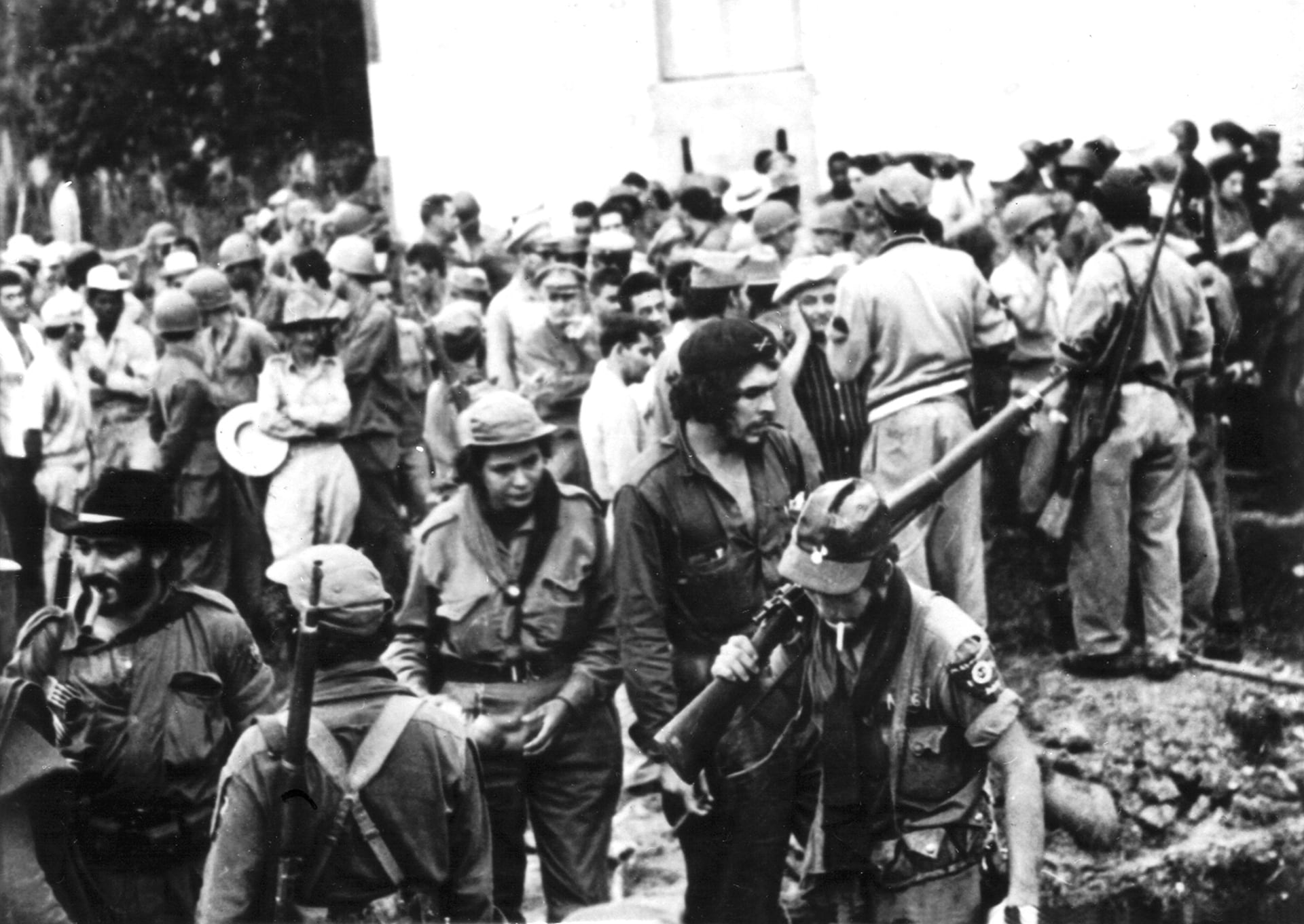 El Che junto a algunos de sus compañeros de militancia en Bolivia (The Grosby Group)