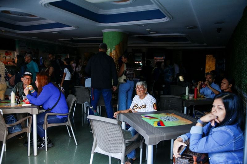 La gente come en un lugar sin electricidad durante un corte de energía que afectó a Caracas y otras regiones del país, en Caracas, Venezuela, el 30 de agosto de 2024. REUTERS/Leonardo Fernández Viloria