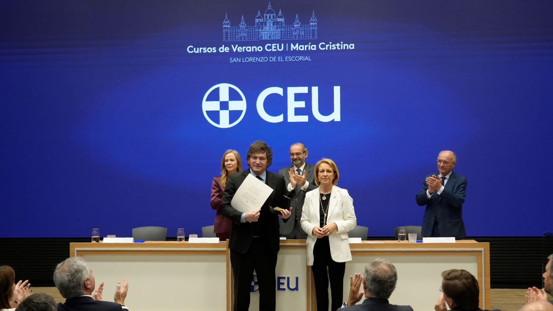 El presidente Javier Milei participó de la conferencia inaugural de la II Edición de los Cursos de Verano CEU–María Cristina, en la Universidad San Pablo de Madrid, y de la ceremonia de entrega de la Medalla de Honor de la universidad.
