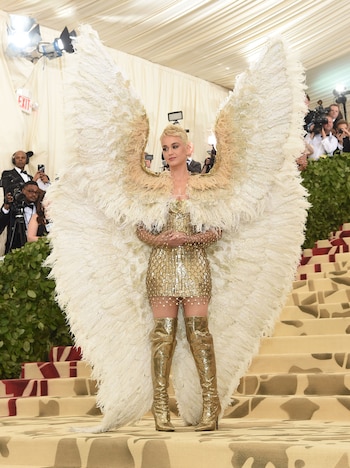 La cantante lució un diseño con alas de Versace en la Met Gala de 2018