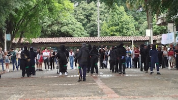 Un grupo de encapuchados lanzó papas bomba y forzó la evacuación de la Universidad de Antioquia