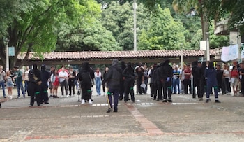 La administración de la Universidad de Antioquia ordenó suspender actividades académicas, administrativas, culturales y de servicios, pidió cerrar espacios de trabajo y solicitó a la comunidad salir en orden y no permanecer allí - crédito @Julian_VasquezP / X