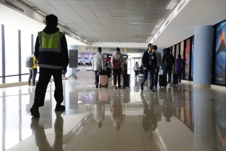 La captura en el aeropuerto de Guatemala ocurrió frente a los mostradores de una aerolínea que opera vuelos hacia Colombia antes del abordaje del vuelo AV165 a Bogotá. (DCA)