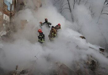 Los rescatistas trabajan en el sitio de un edificio residencial gravemente dañado durante un ataque ruso con misiles, en Kharkiv (REUTERS/Sofiia Gatilova/File Photo)