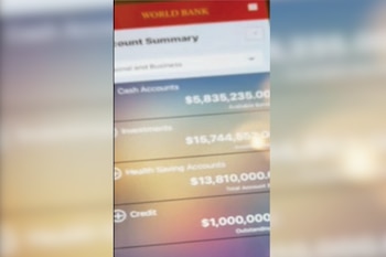 Una pantalla digital muestra el encabezado World Bank y una lista de cuentas bancarias con montos en dólares