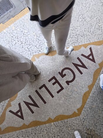 "24 horas en París", escribió