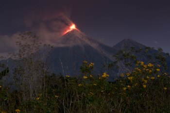 El Volcán de Fuego arroja