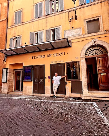 El comediante posando frente a