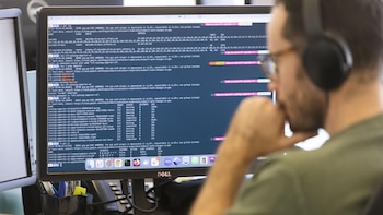 La IA, el uso creciente del móvil y el consumo de videojuegos definieron las descargas de 'software' en 2025