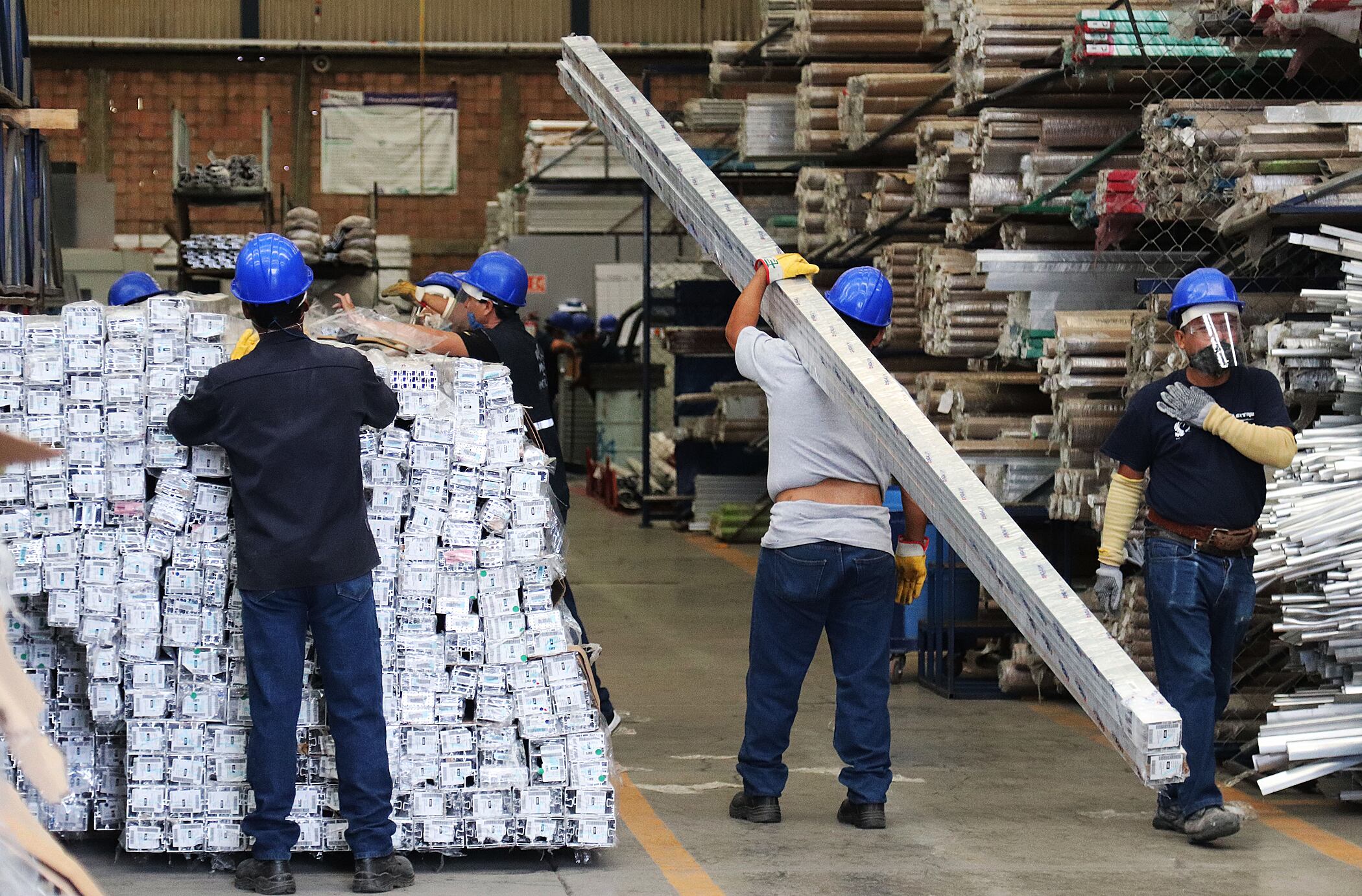 Trabajadores de CEDIS en el Edomex, tienen jornadas de 12 horas (EFE/ José Pasos)