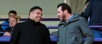 El exfutbolista y actual presidente del Valladolid, Ronaldo Nazario, junto al exalcalde y actual ministro de Transportes, Óscar Puente (EFE)