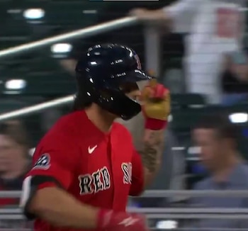 El pelotero azteca fue señalado por haber respondido a los comentarios durante el partido.