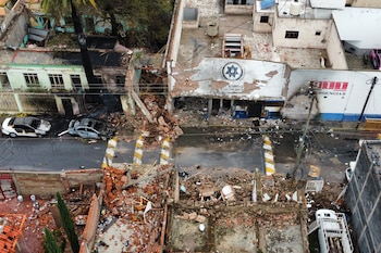 Una comisaría municipal, en la imagen superior, y otros edificios resultan dañados tras la explosión de un coche bomba la noche anterior en Ojocaliente, en el estado de Zacatecas, México, el lunes 31 de agosto de 2026. (AP Foto/Eduardo Pesci)