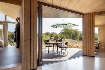 Terraza de la casa prefabricada modular Duinhuis, en Goeree-Overflakkee (Países Bajos). (Henny van Belkom / Woonpioniers)