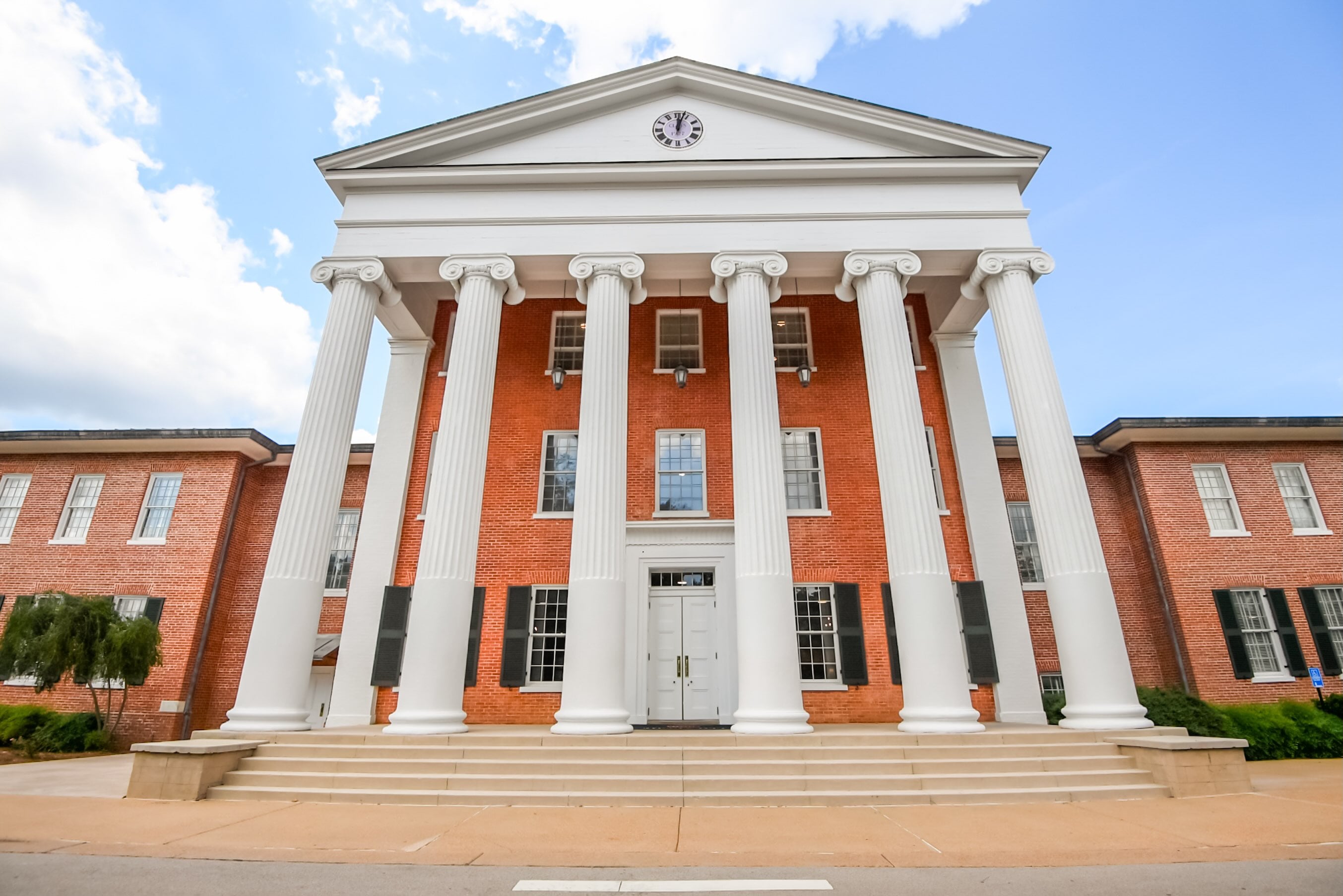 Un estudiante fue localizado en el campus de Ole Miss y el otro en la ciudad de Oxford (Instagram: @olemiss).