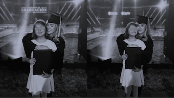 Mariana Vértiz en toga y birrete, abrazando a su hija, quien sostiene una carpeta, durante una ceremonia de graduación en blanco y negro