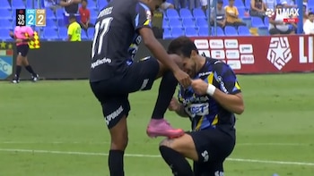 Felipe Vizeu 'lustró' el chimpún derecho de Gabriel Santana en agradecimiento por su asistencia para el gol en Sporting Cristal vs Cusco FC. - captura: L1 MAX