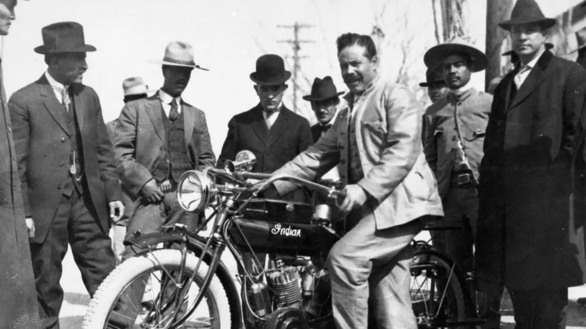 El general Pancho Villa montando una motocicleta Indian