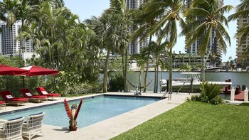 Con salida a la bahía,