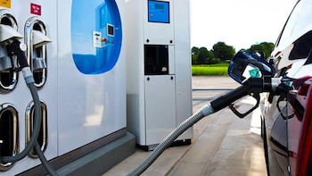 Auto de hidrógeno siendo recargado.