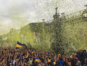 La afición de Tigres festejando