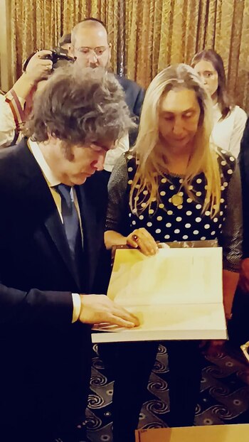 Javier y Karina Milei miran