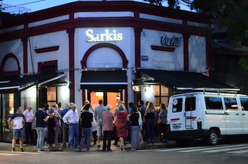 Los comensales esperando en la