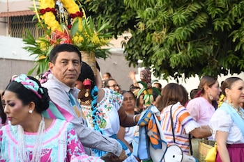 De acuerdo con los familiares del periodista, el mandatario estatal dejó el contingente cuando el recorrido se aproximaba a la zona donde se encontraba la protesta. (Crédito: Facebook | Virgilio Luis)