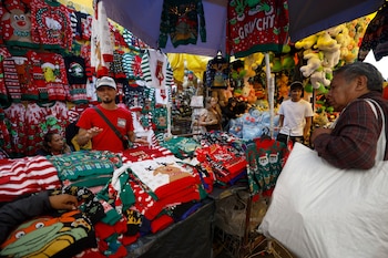 MEX1709. CIUDAD DE MÉXICO (MÉXICO), 22/12/2025.- Comerciantes ofrecen sus productos este lunes, en el mercado de Sonora en Ciudad de México (México). Miles de comerciantes y trabajadores informales en México aprovechan las fiestas decembrinas para generar una parte clave de sus ingresos anuales, en un país donde la informalidad laboral alcanza el 55,4 % de la población ocupada y se vuelve una opción recurrente para consumidores de menores ingresos por sus precios más accesibles.?EFE/ Sáshenka Gutiérrez