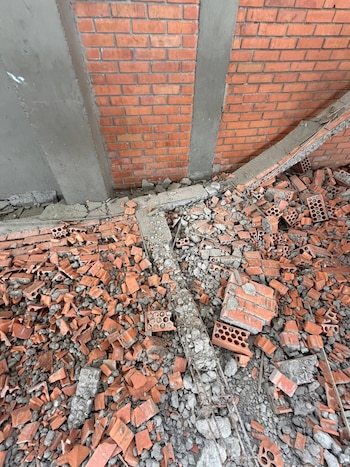 El colapso de un muro llevó a revisar las condiciones de seguridad de cara a las elecciones del 21 de junio en San Gil - crédito Unidad del Riesgo Santander