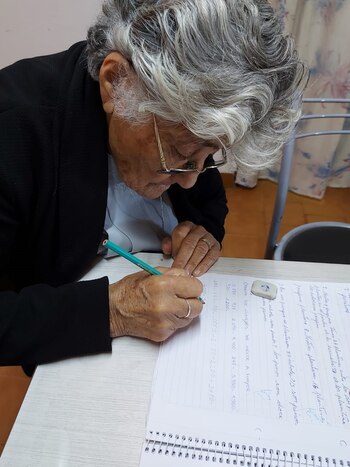 Hilda trabajando en los cuadernos
