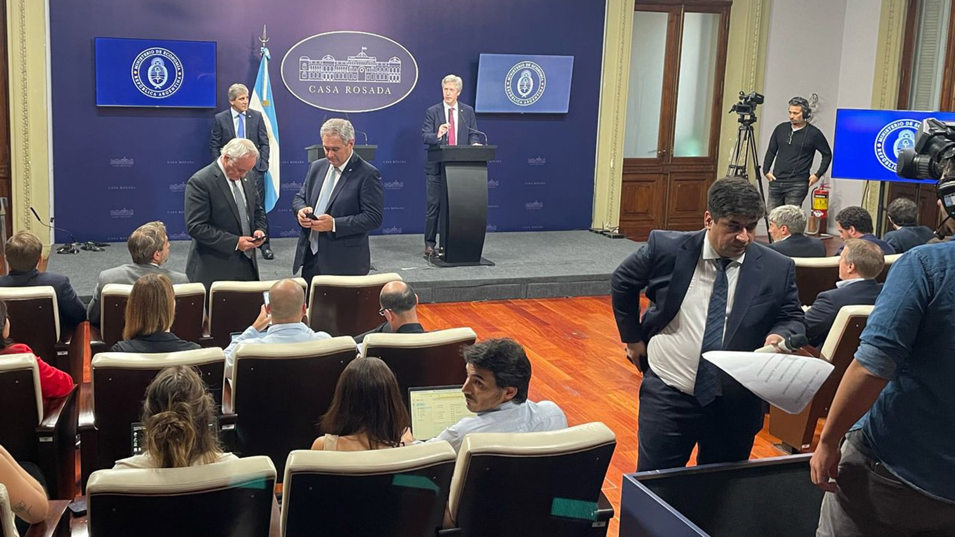 La previa del anuncio de Luis Caputo y Santiago Bausili