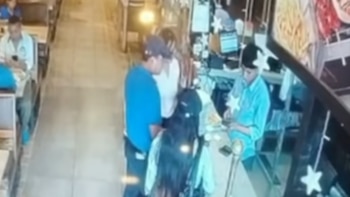 Atacan con sustancia inflamable a