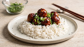 Receta de albóndigas con arroz y salsa, rápida y fácil