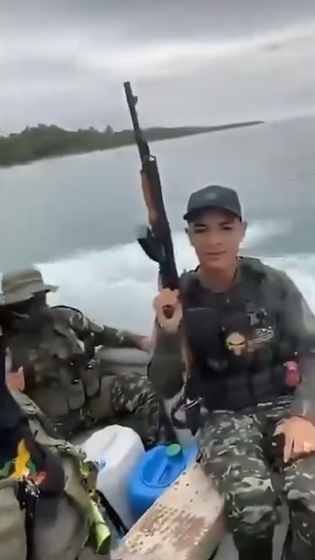 Joyas, relojes, fajos de billetes y prendas de tipo militar formaban parte de la imagen que proyectaba en sus publicaciones - crédito captura de pantalla @
nain.perez.tocel/ TikTok