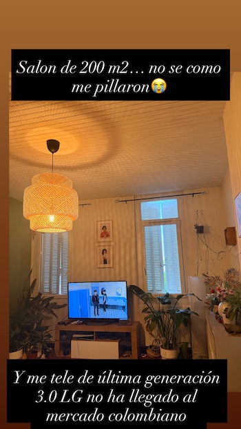 Andrea Petro compartió una imagen del interior de su vivienda, específicamente de la sala, donde continuó con el tono irónico - crédito @andreapetro91/Instagram