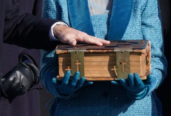 Biden puso su mano sobre