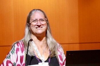 Mary Scholl, en representación de