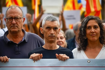 01/10/2026 El activista y miembro de Stop Bales de Goma Roger Español (c) atiende a los medios durante una concentración frente a la Audiencia de Barcelona, a 01 de octubre de 2026, en Barcelona, Catalunya (España). Varias personas se han concentrado frente a la Audiencia de Barcelona en apoyo a Roger Español en la última sesión del juicio contra los cuatro policías nacionales acusados de mutilar su ojo por el impacto de una pelota de goma durante el referéndum del 1 de octubre de 2017.
POLITICA
Kike Rincón - Europa Press